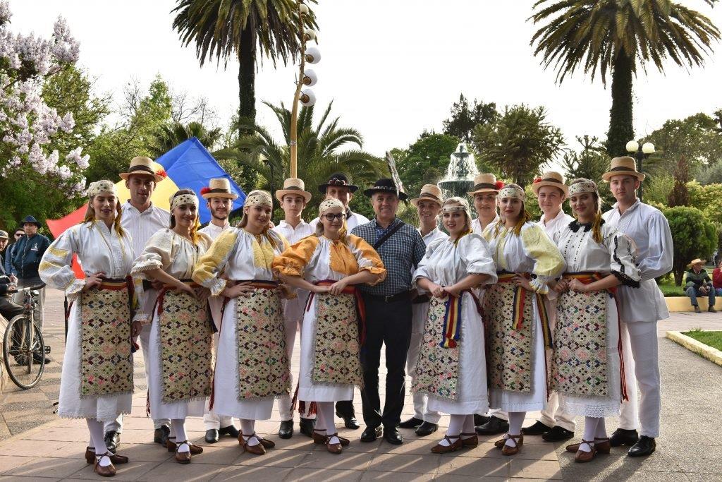 Ansamblul Folcloric Sinca Noua in San Carlos, Chile 2017, In costume de Banat, in Plaza Central de San Carlos